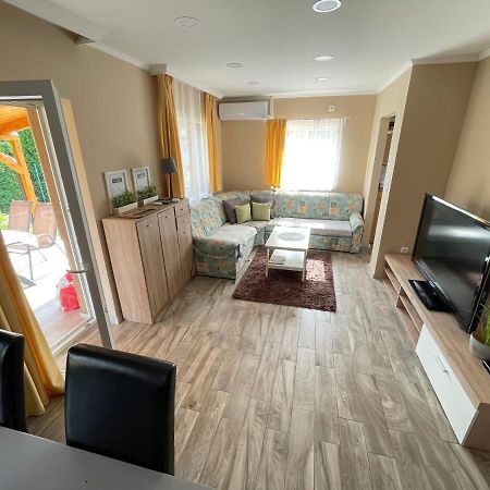 Lilla Apartman Balatonkeresztúr Esterno foto