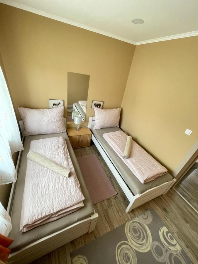 Lilla Apartman Balatonkeresztúr Esterno foto