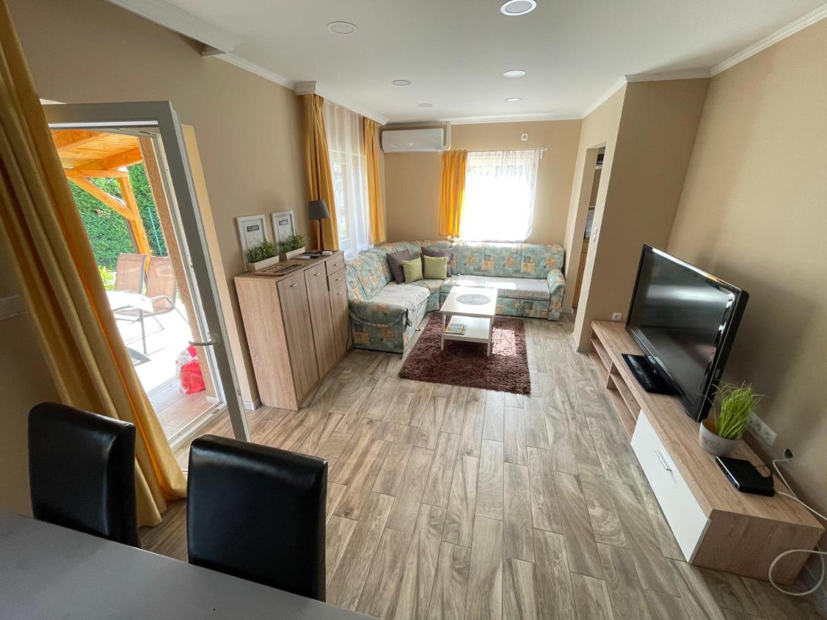 Lilla Apartman Balatonkeresztúr Esterno foto