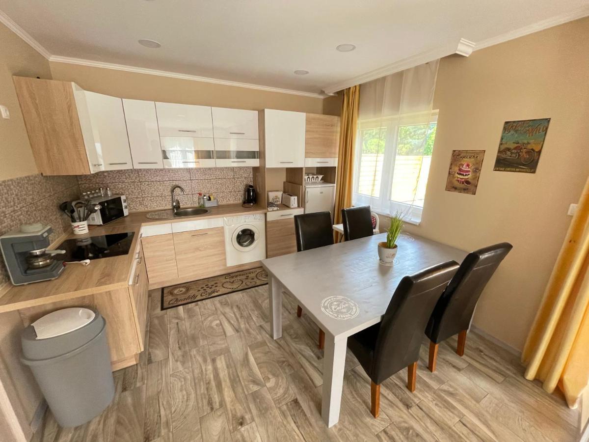 Lilla Apartman Balatonkeresztúr Esterno foto