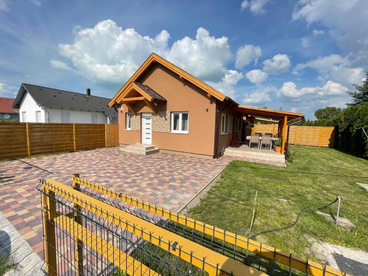 Lilla Apartman Balatonkeresztúr Esterno foto