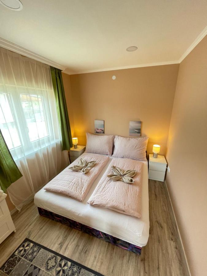Lilla Apartman Balatonkeresztúr Esterno foto
