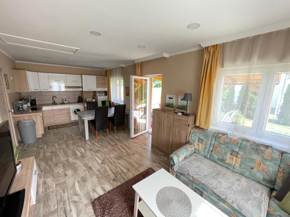Lilla Apartman Balatonkeresztúr Esterno foto